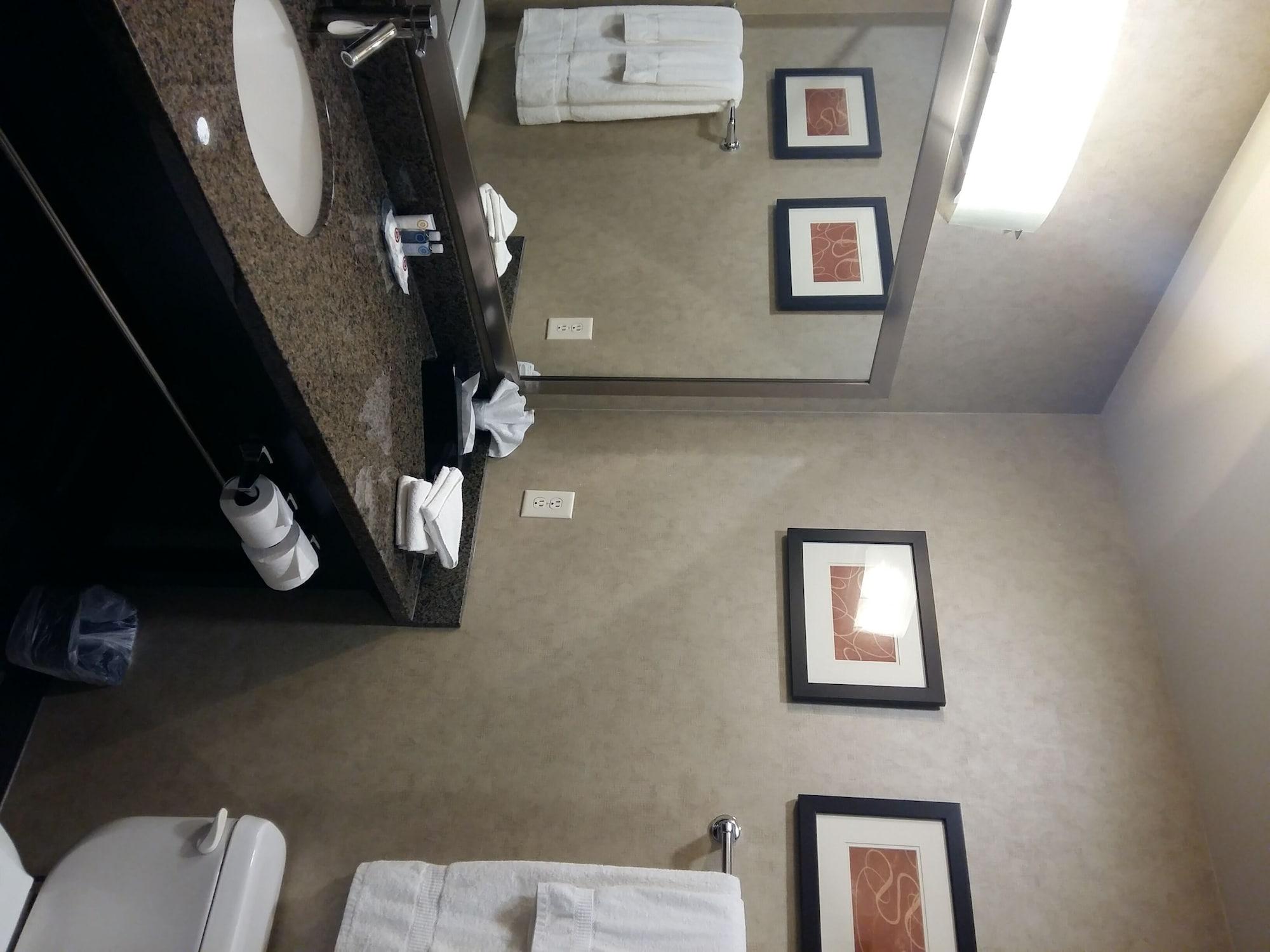 Comfort Suites Келоуна Екстер'єр фото