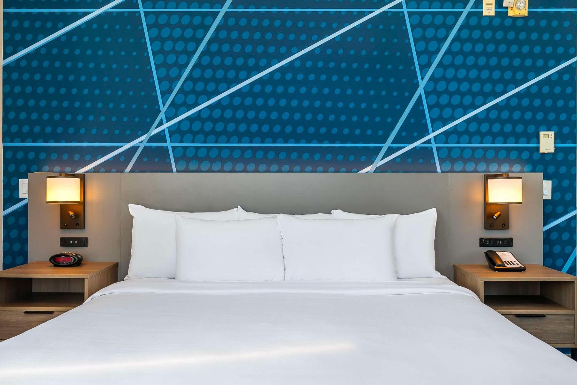 Comfort Suites Келоуна Екстер'єр фото