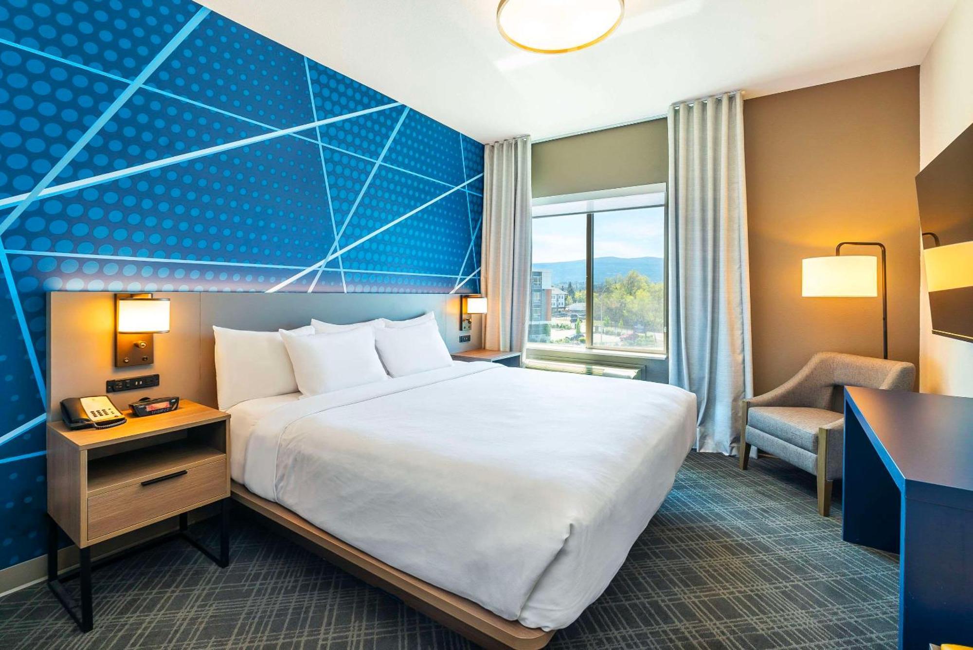 Comfort Suites Келоуна Екстер'єр фото