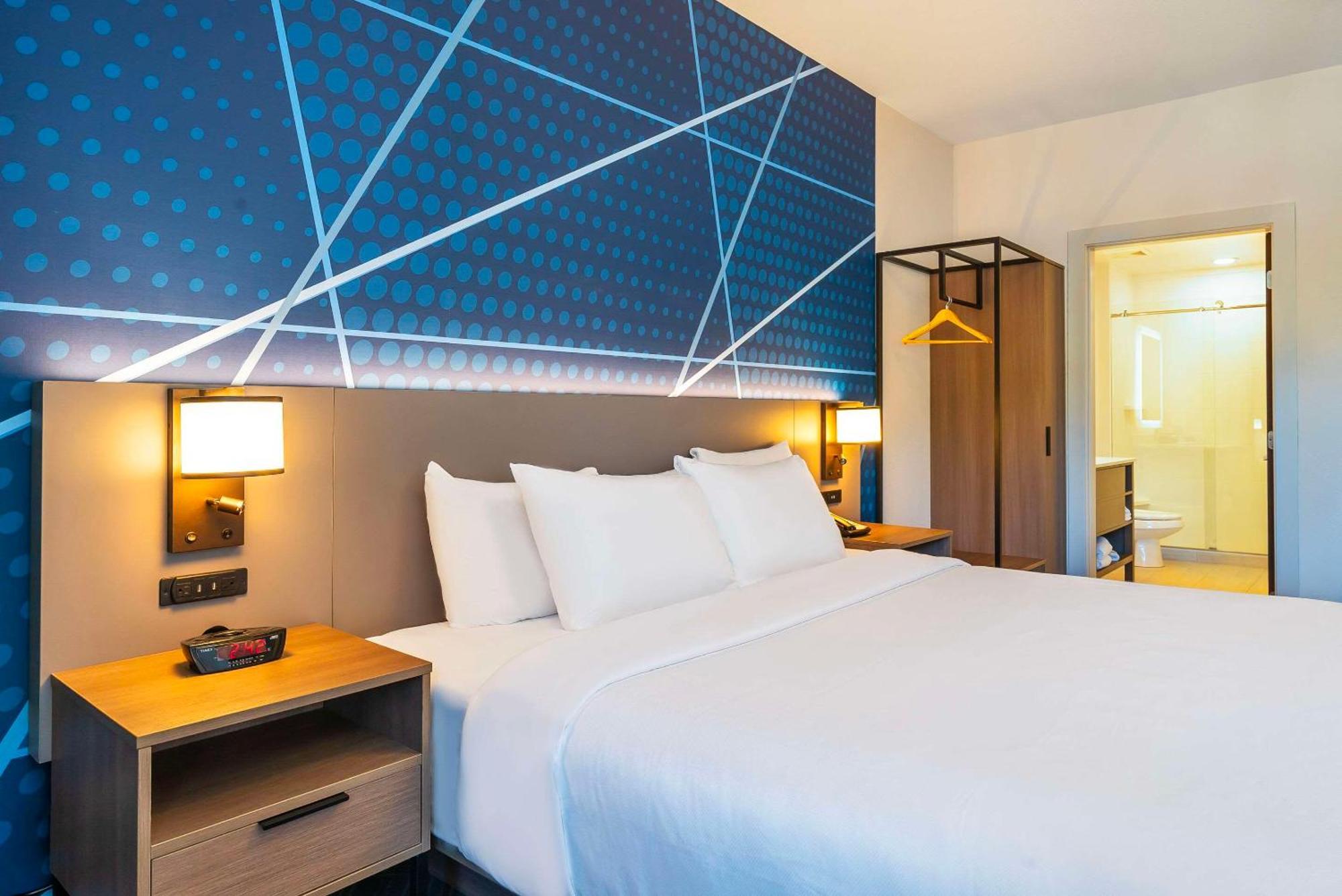 Comfort Suites Келоуна Екстер'єр фото