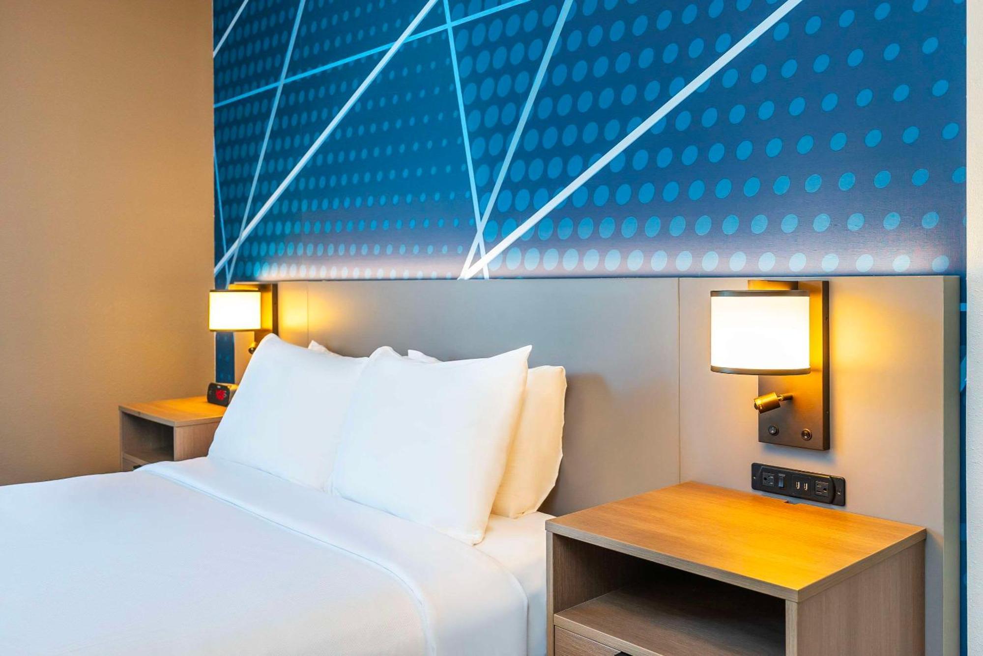 Comfort Suites Келоуна Екстер'єр фото