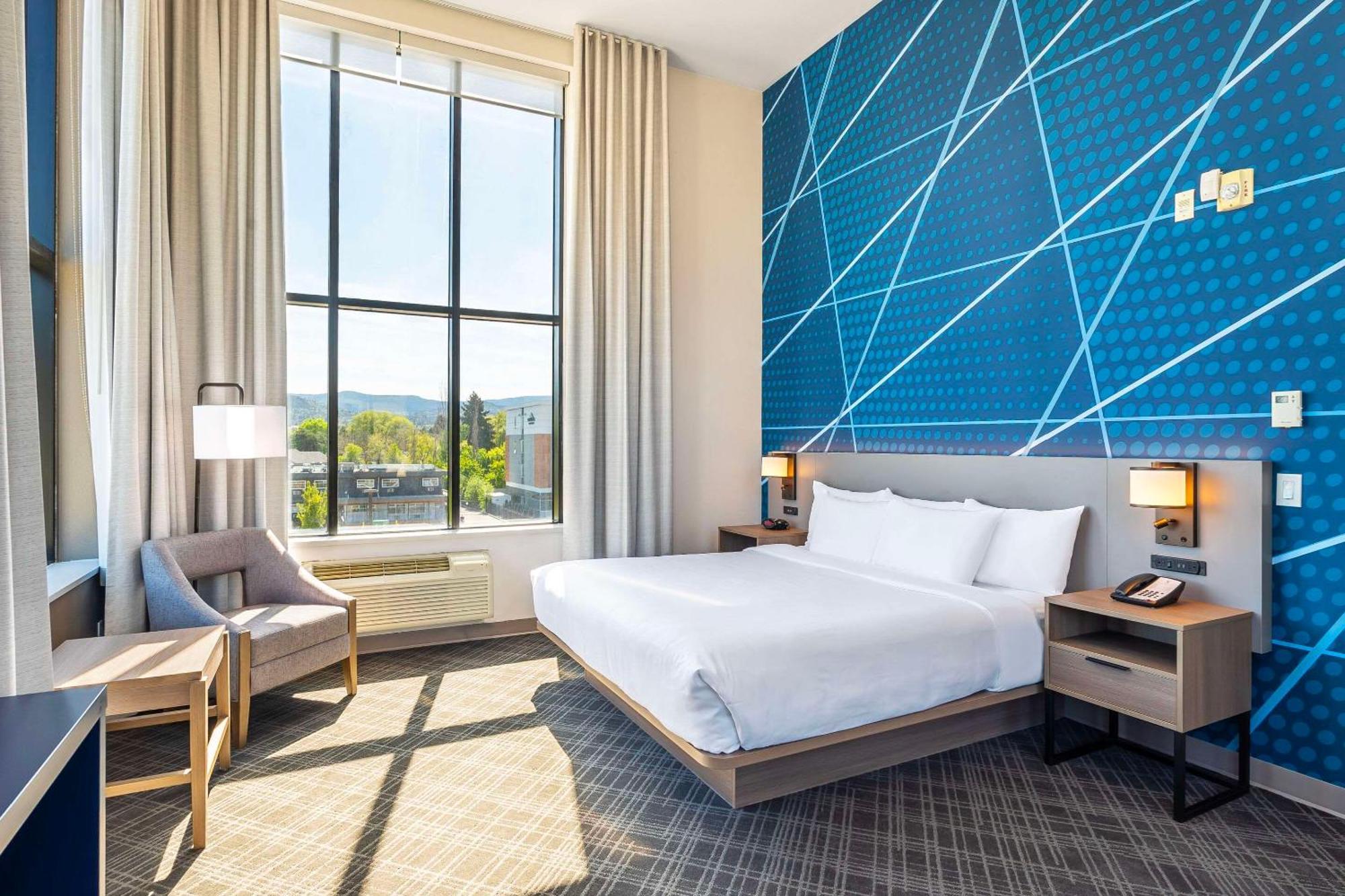 Comfort Suites Келоуна Екстер'єр фото