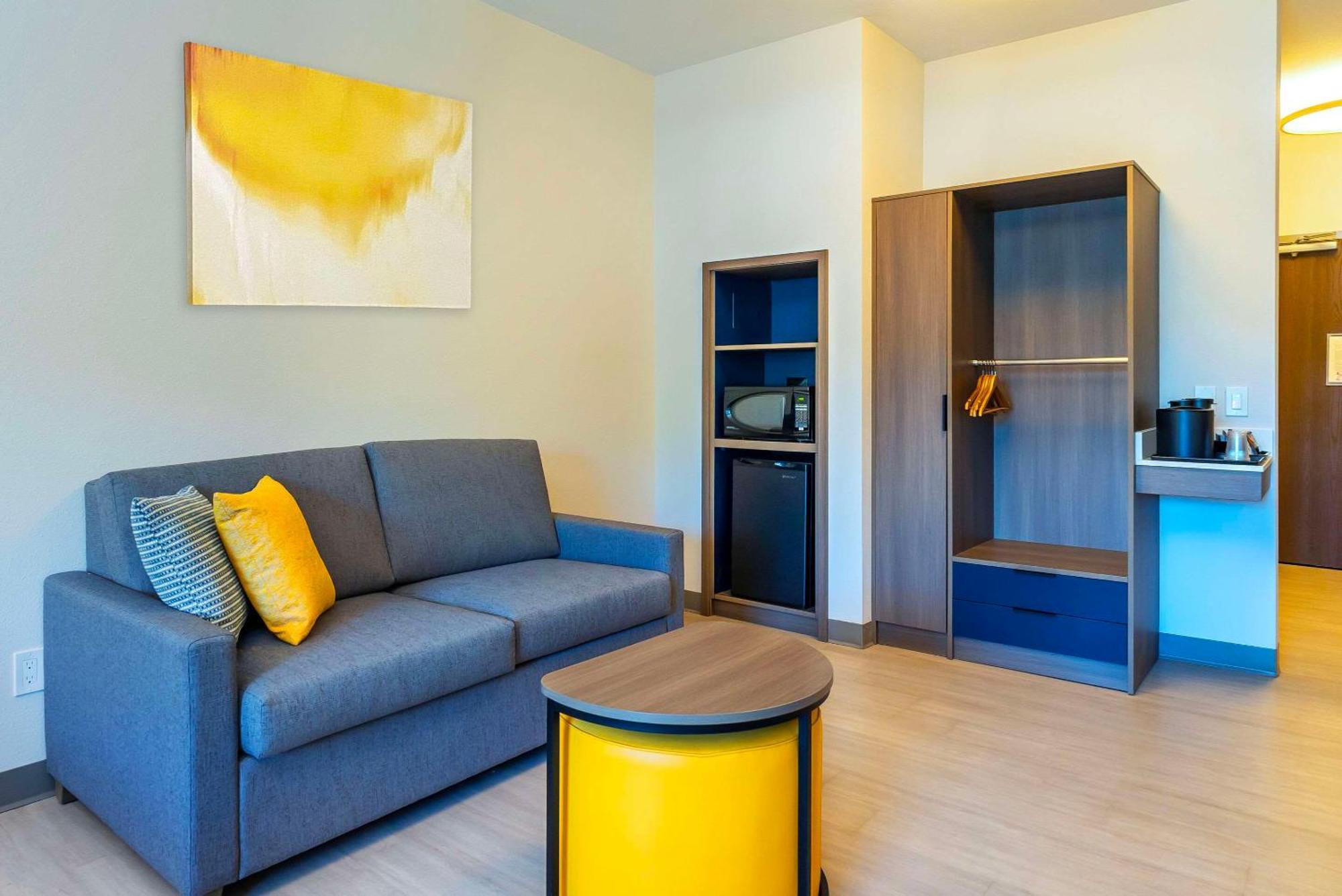 Comfort Suites Келоуна Екстер'єр фото