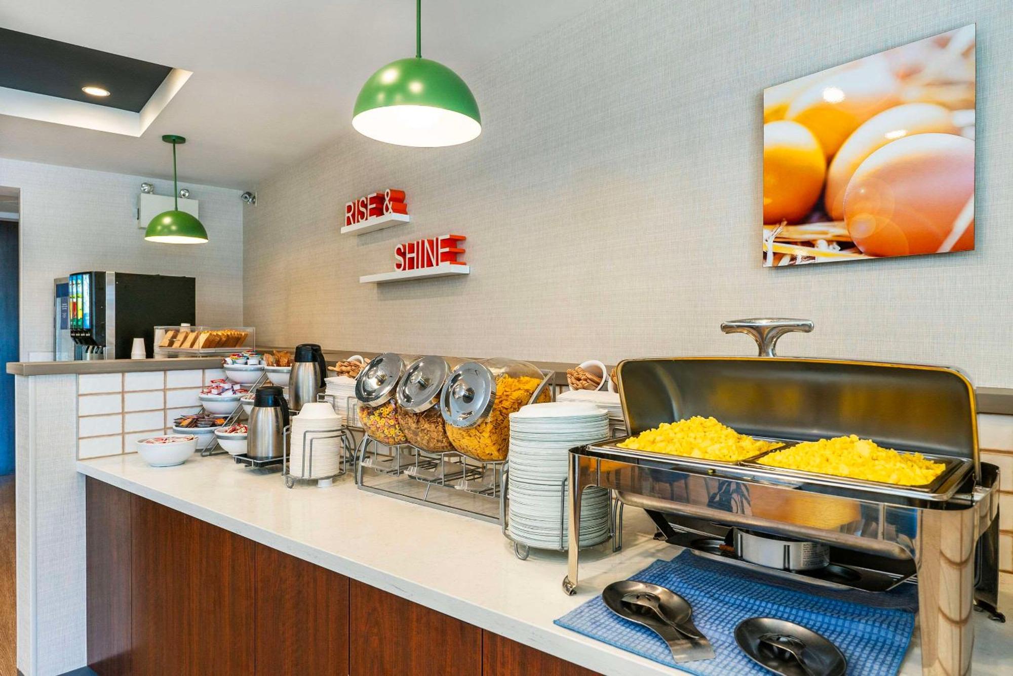Comfort Suites Келоуна Екстер'єр фото
