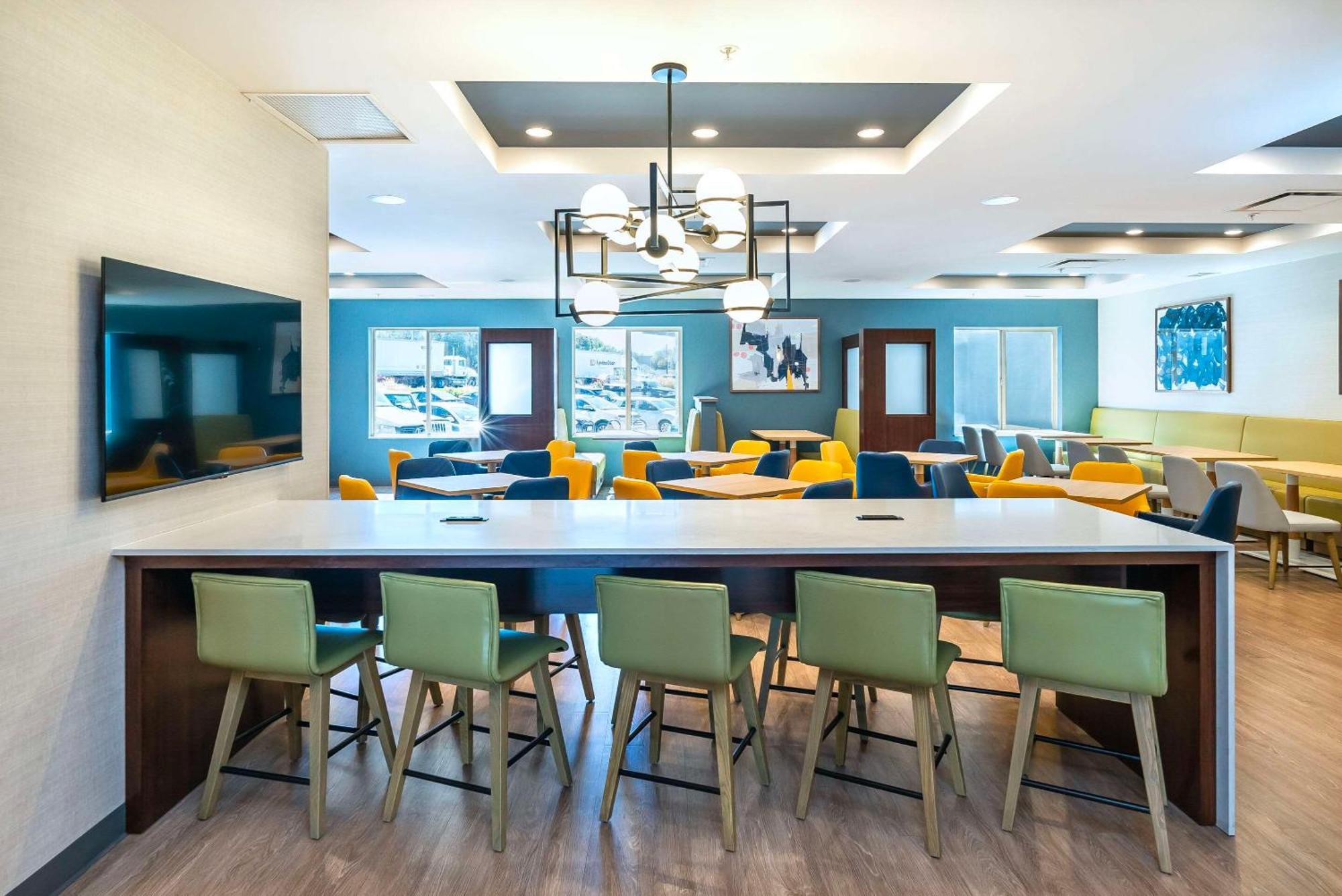 Comfort Suites Келоуна Екстер'єр фото