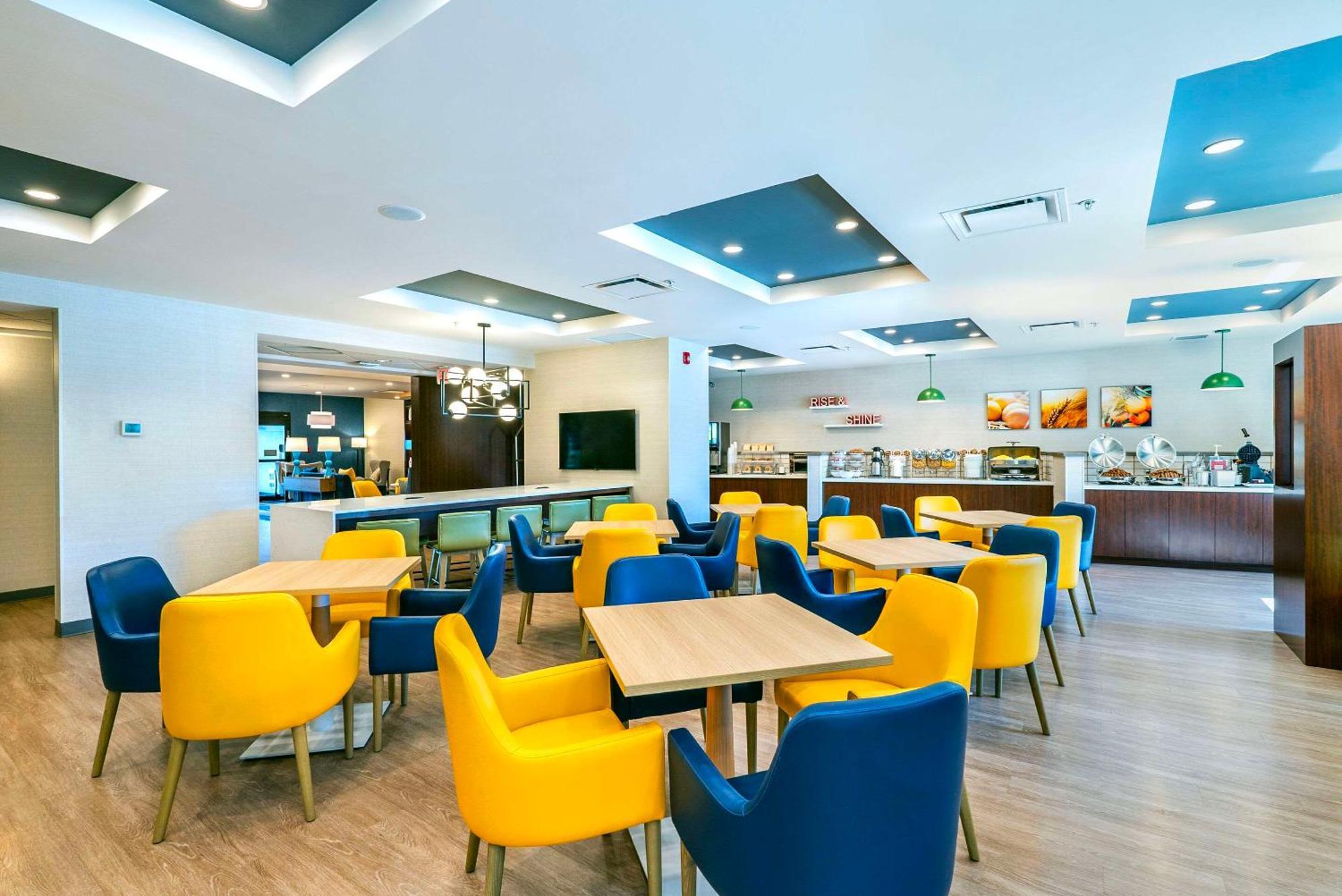 Comfort Suites Келоуна Екстер'єр фото