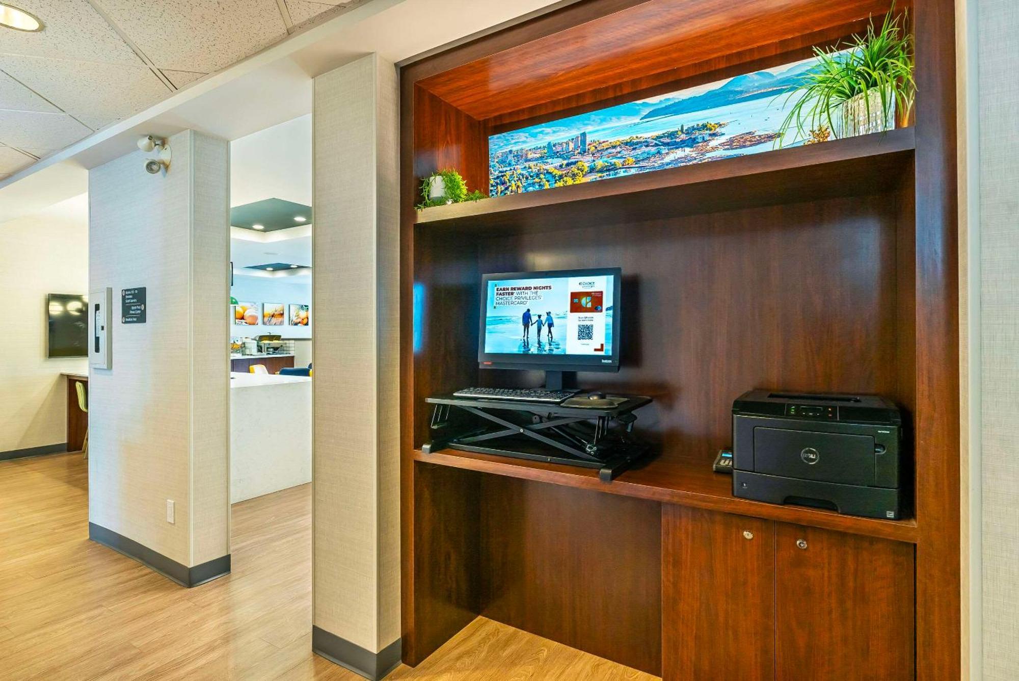 Comfort Suites Келоуна Екстер'єр фото