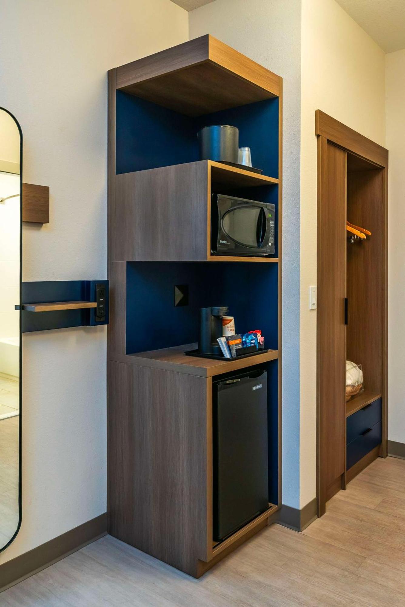 Comfort Suites Келоуна Екстер'єр фото