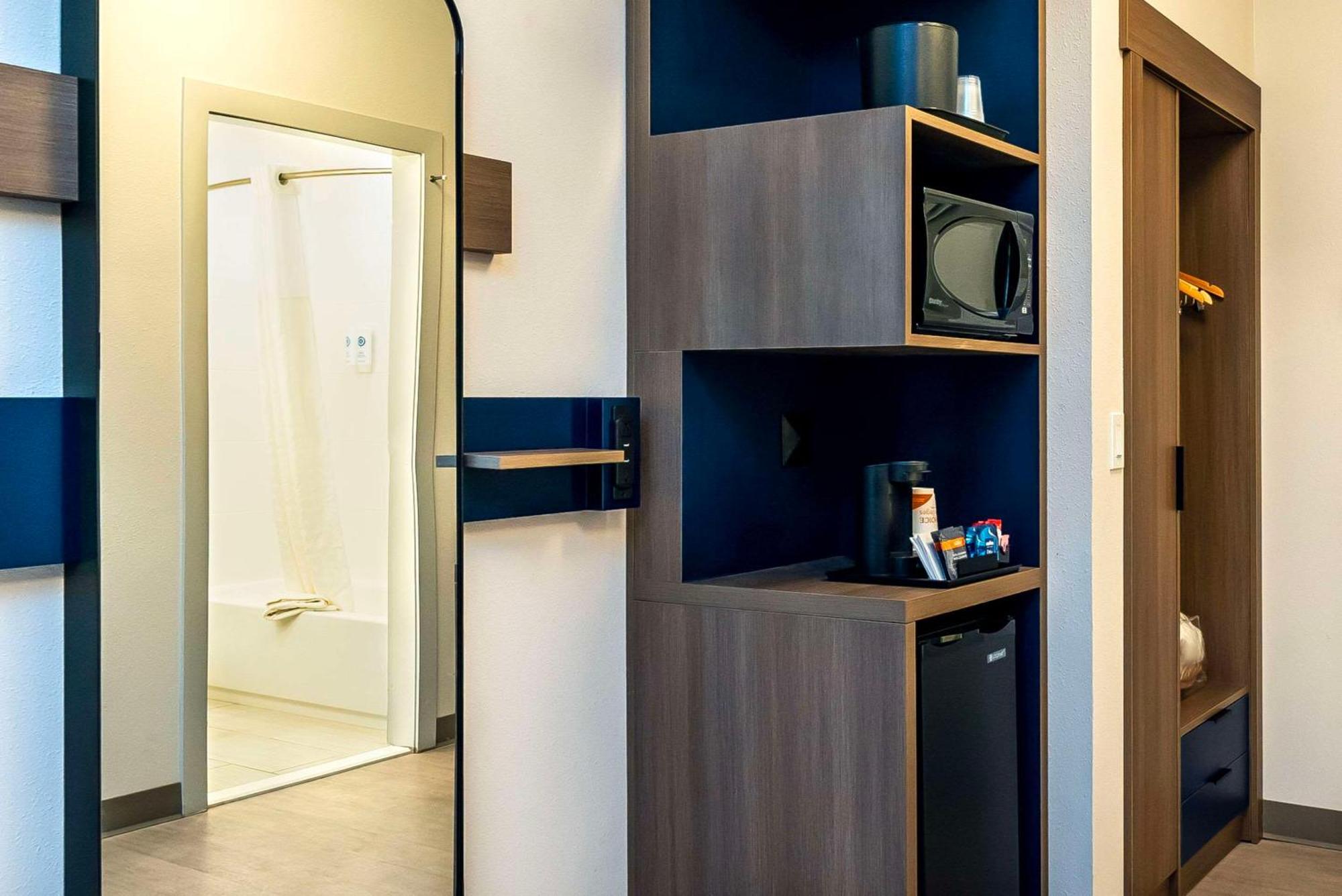 Comfort Suites Келоуна Екстер'єр фото