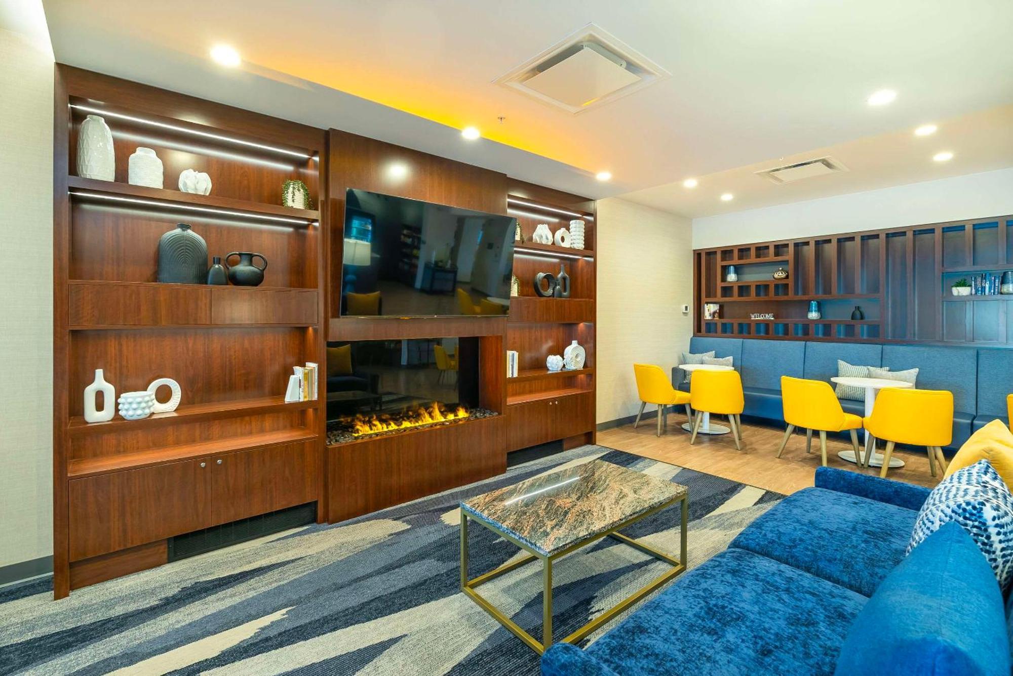 Comfort Suites Келоуна Екстер'єр фото