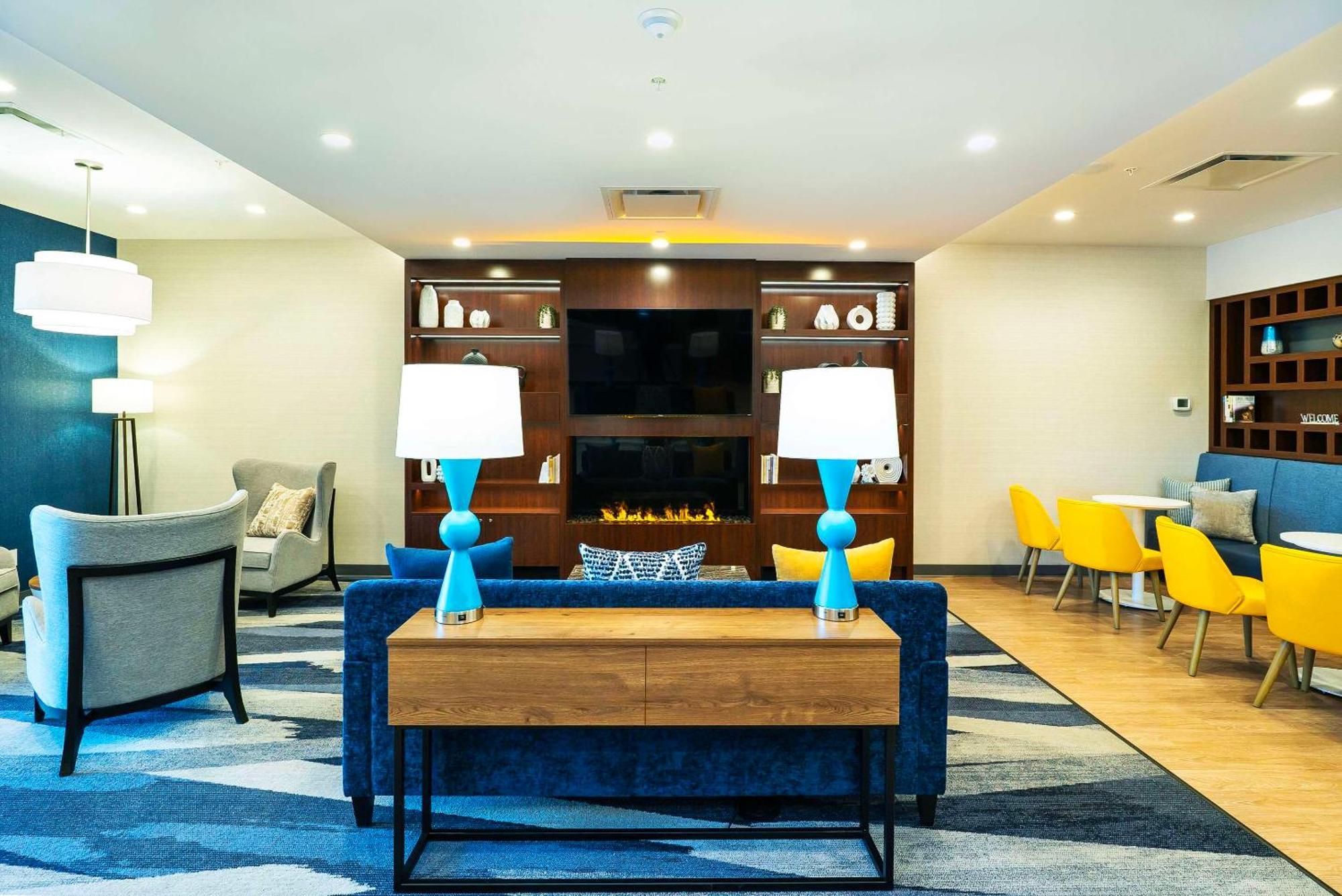Comfort Suites Келоуна Екстер'єр фото