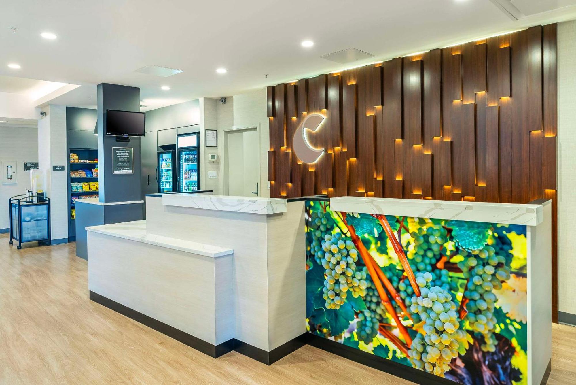 Comfort Suites Келоуна Екстер'єр фото